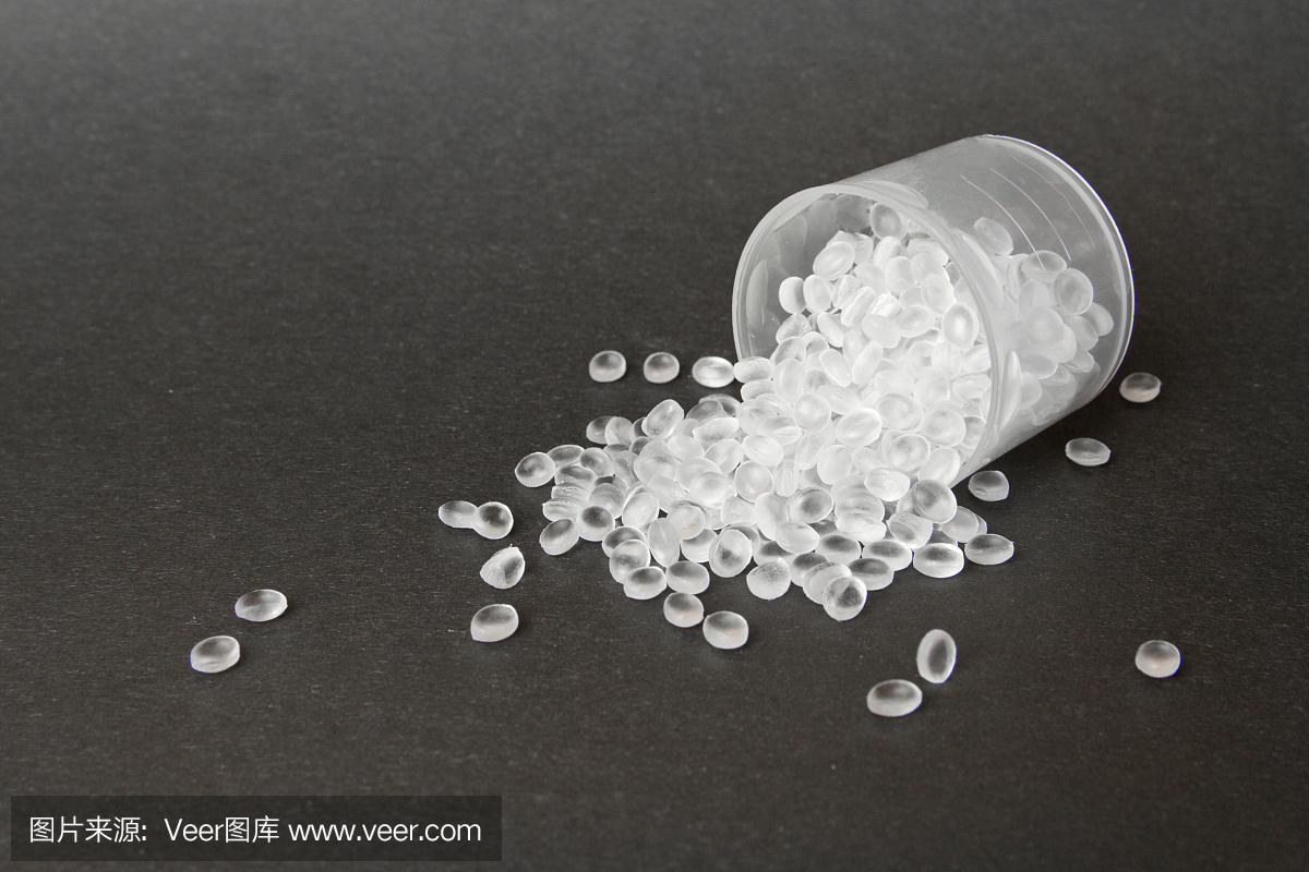 透明的聚乙烯顆粒。HDPE。塑料顆粒。塑料原料。